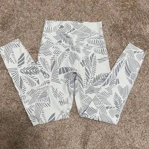 Aerie Chill Play Move White Palm Leaf 7/8 leggings size L